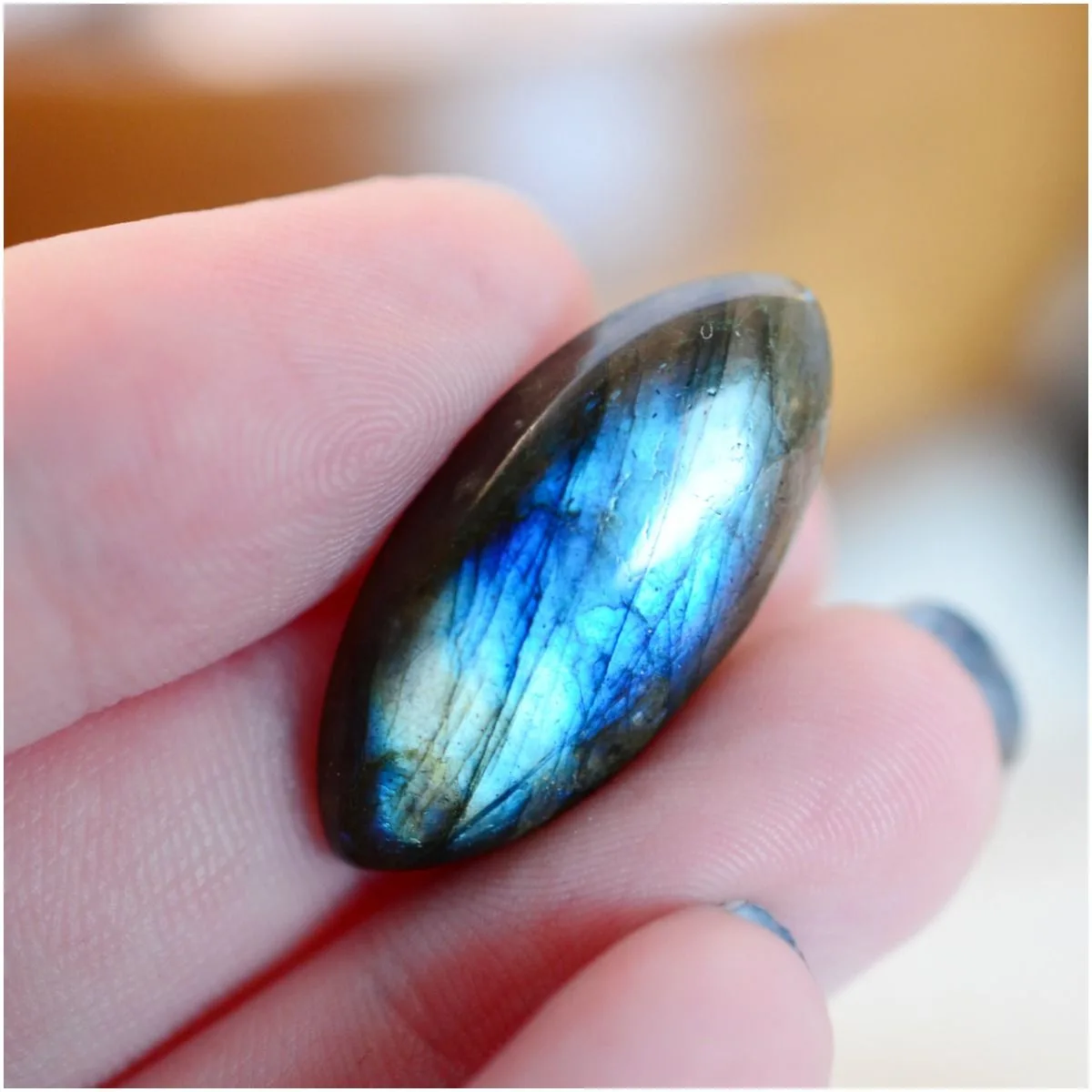 Labradorite stone for protection